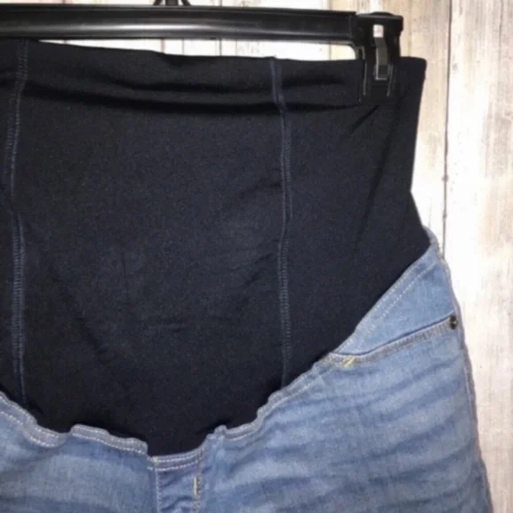 Ingrid & Isabel Maternity MIDI Shorts - Picture 5 of 8